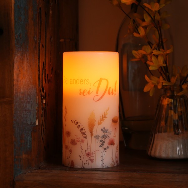 LED Kerze mit Blumenmotiv und Zitat – Echtwachs – orange flackernde…