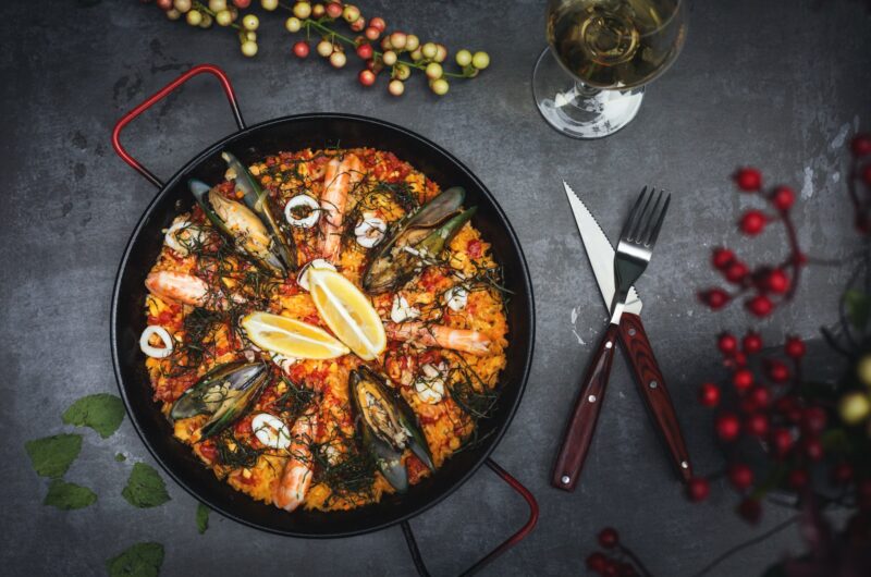 Mediterrane Meeresfrüchte-Paella vom Grill