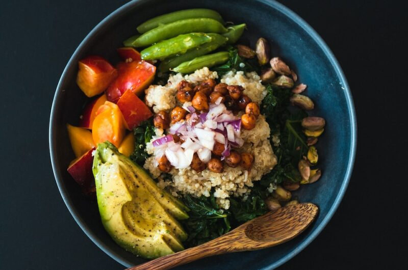 Leichter Quinoa-Salat mit geröstetem Gemüse