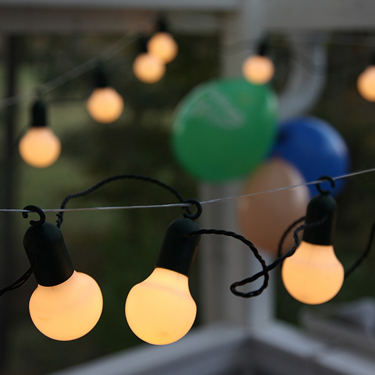 LED Partylichterkette – 20 warmweiße LED – L: 5,7m – grünes Kabel -…
